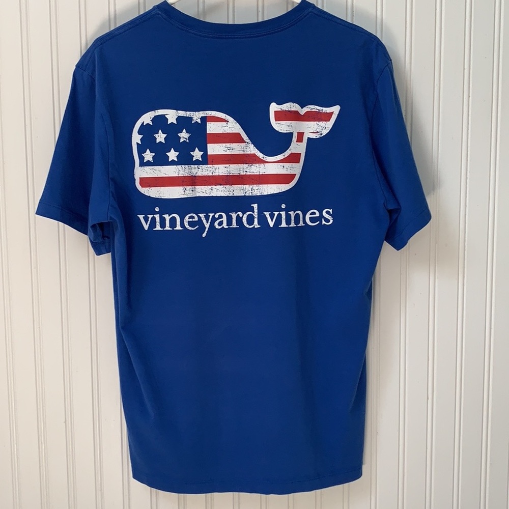 Men’s Vineyard Vines Whale flag tee